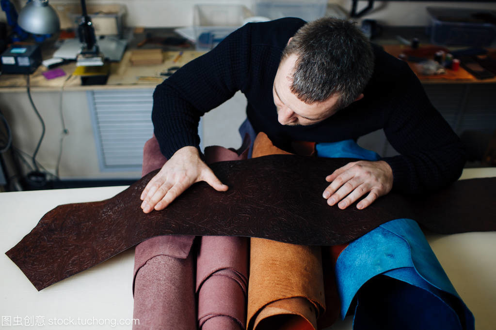 大師的工作與高質(zhì)量的皮革制品